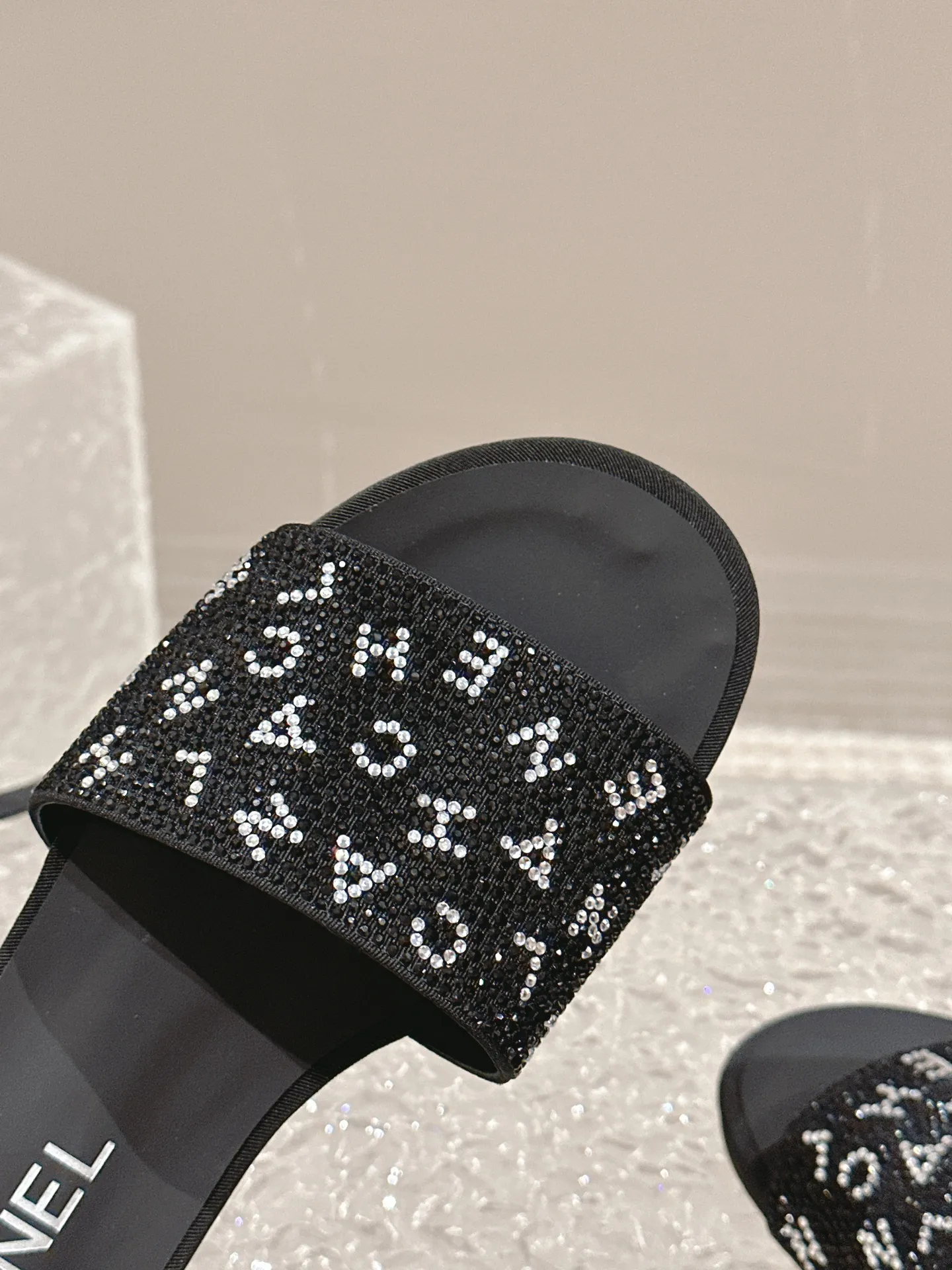 👟👟Ex-factory price 440👟👟 Xiaoxiang Chanel rhinestone slippers with large black rhinestone letters, these really blingbling slippers are full of diamonds. They are both classic and artistic, and can be styled according to your daily style. The characteristic is that the hot diamonds are particularly shiny. They are made with heavy craftsmanship and are not easy to fall off. They have the sexy temperament of celebrities and are versatile. Color: black white 35-41